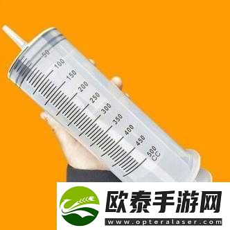 大号注射器将红酒灌注进**里的奇特尝试