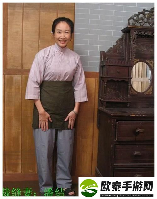 新兰姨捂着嘴怕发出声音吵到