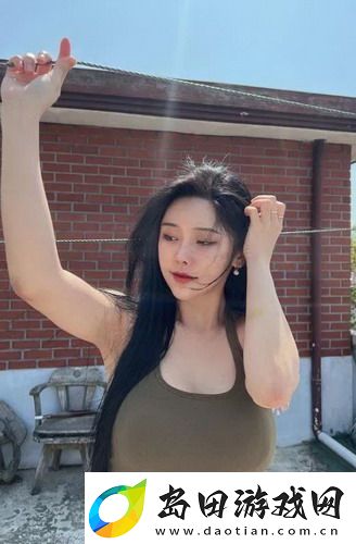 老师趴讲台把腿张开让学生背单词！课堂氛围真活跃