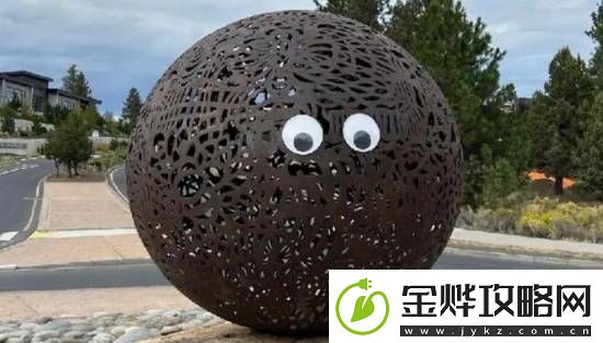 美国一城多个雕塑惊现“神秘瞪眼”**