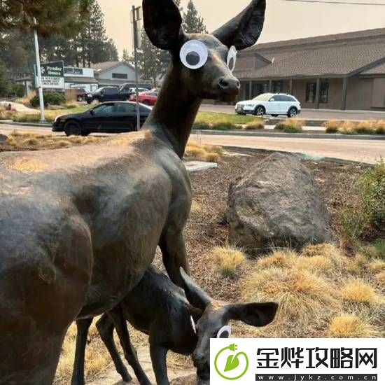 美国一城多个雕塑惊现“神秘瞪眼”**