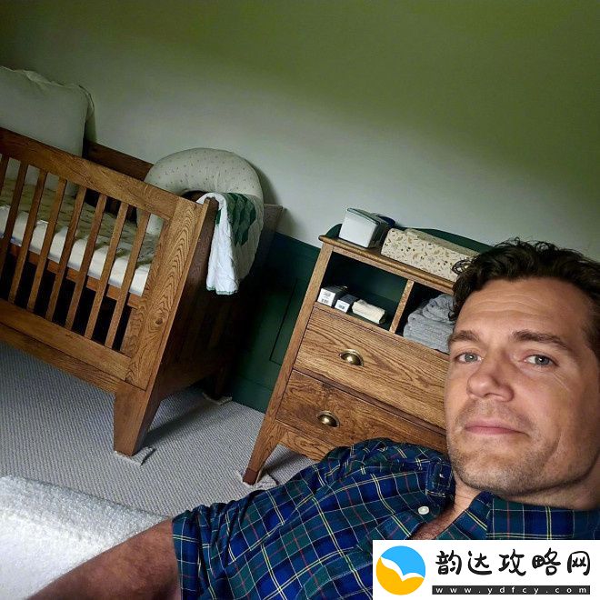 亨超当爸首度亮相！卡维尔和白富美女友带着孩子外出