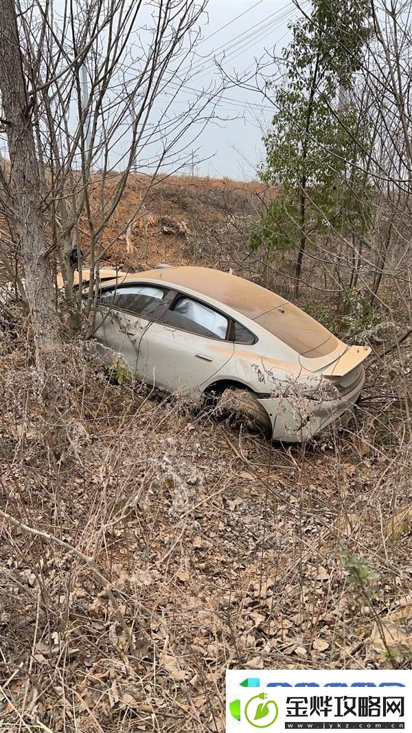 小米SU7遭遇路面异物失控翻滚车身重创乘员却安然无恙！