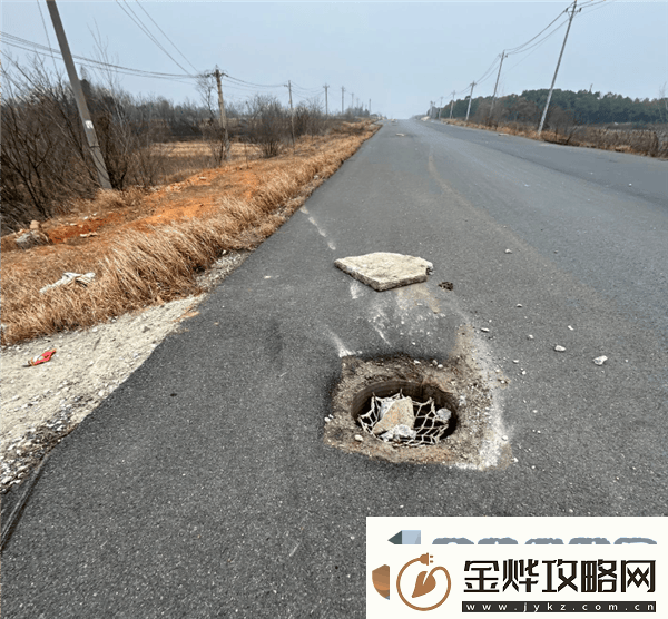 小米SU7遭遇路面异物失控翻滚车身重创乘员却安然无恙！
