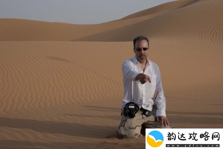 丹尼斯·维伦纽瓦现场要求手机静音并注意集中