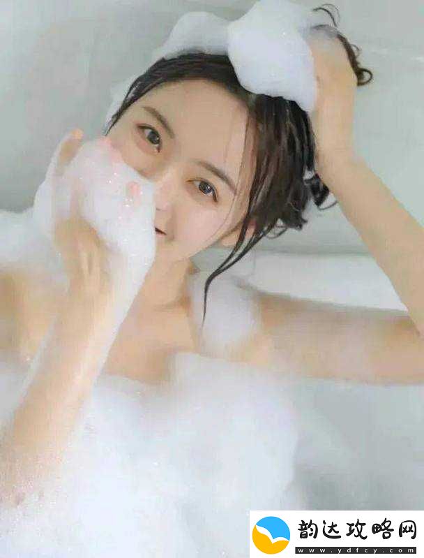 女人洗澡沐浴露全身真实