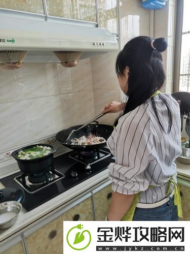 中午妈妈在厨房做饭