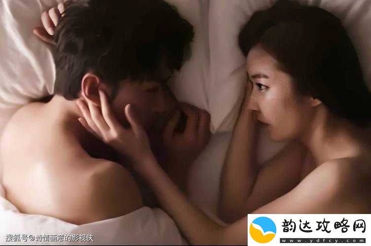 被两个男人扒开双腿玩弄