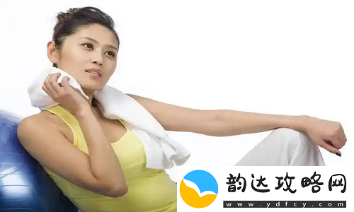 一边下奶一吃敷视频好几个人