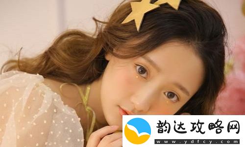 一边下奶一吃敷视频好几个人