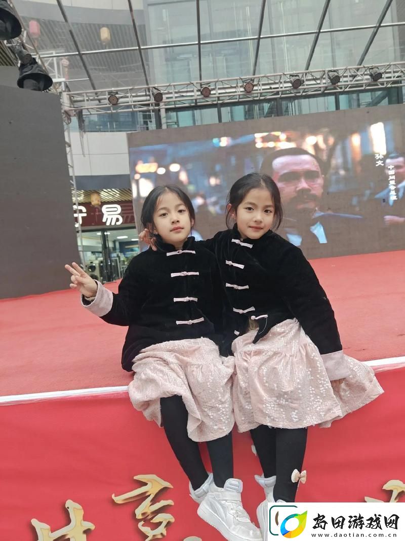 双胞胎姐妹齐上阵许多人物