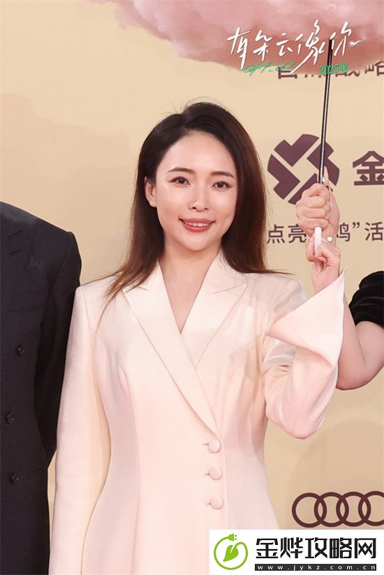 金鸡红毯闪耀！屈楚萧王子文携有朵云像你亮相