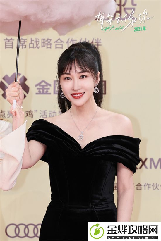 金鸡红毯闪耀！屈楚萧王子文携有朵云像你亮相